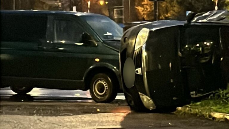 VIDEO | Mașină răsturnată în această dimineață în sensul giratoriu din Podul de Piatră. În incident au fost implicate două autoturisme