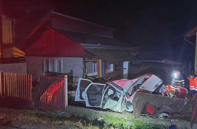 Accident mortal la Suceava după impactul între o autoutilitară şi un autoturism - FOTO