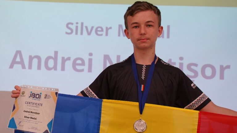 Trei medalii internaționale la doar 14 ani. Elevul ieșean Andrei Nemțișor aduce acasă argintul de la Balcaniada de Informatică