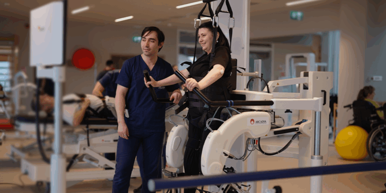 Lucia, recuperare post mielită transversă în Spitalul de Recuperare Medicală Arcadia