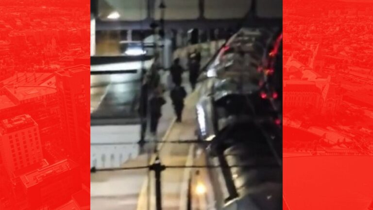 Atac sângeros într-un tren din Marea Britanie: Zece răniţi, dintre care nouă grav