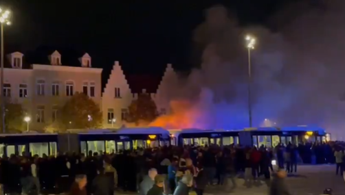 Suporterii echipei FC Barcelona au aprins fumigene şi au incendiat un autobuz la Bruges, înaintea meciului din Liga Campionilor.