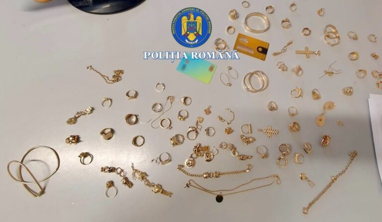 Două persoane au furat bijuterii şi bani în valoare de 200.000 de lei, dintr-o locuință din Bacău. Au fost prinse în timp ce ieşeau din ţară