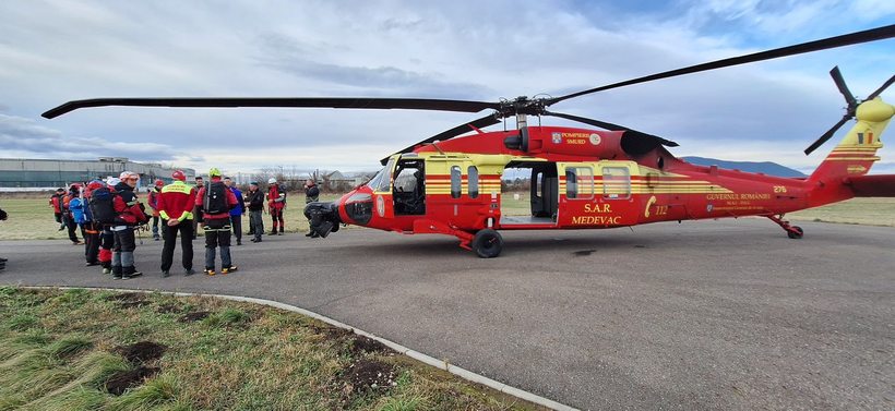 Elicopter Black Hawk, folosit în premieră de salvamontiştii braşoveni în căutarea turistului dispărut în Bucegi