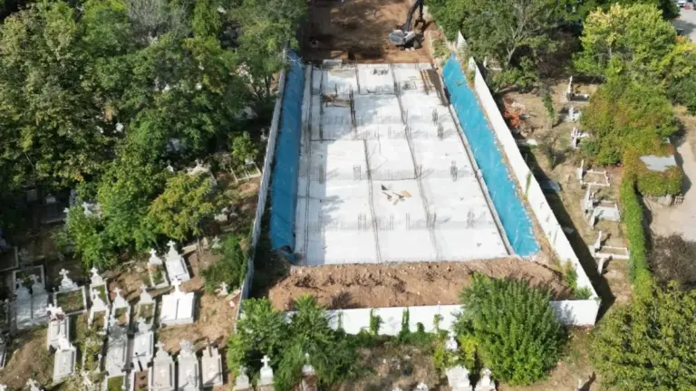 Primăria lui Băluță a autorizat un bloc-turn între mormintele de la Bellu. Imaginile, virale pe rețelele sociale