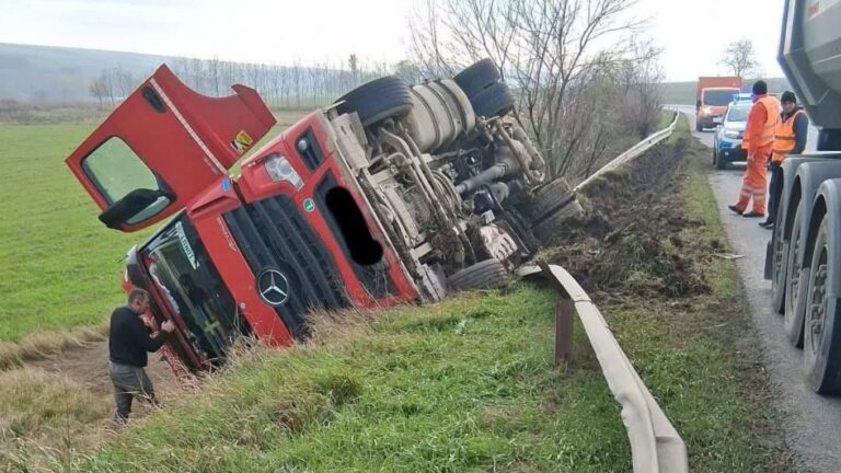 Un camion încărcat cu balastru s-a răsturnat în Strunga - UPDATE