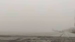 Aeroportul, blocat de ceață. Aterizări deviate, decolări întârziate