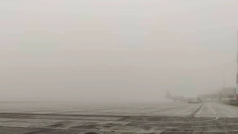 Aeroportul, blocat de ceață. Aterizări deviate, decolări întârziate