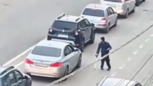 „Să nu mai hrănim teatrul ieftin!” - Un cerșetor ce se deplasa cu ajutorul unui baston se  „vindecă miraculos” - VIDEO