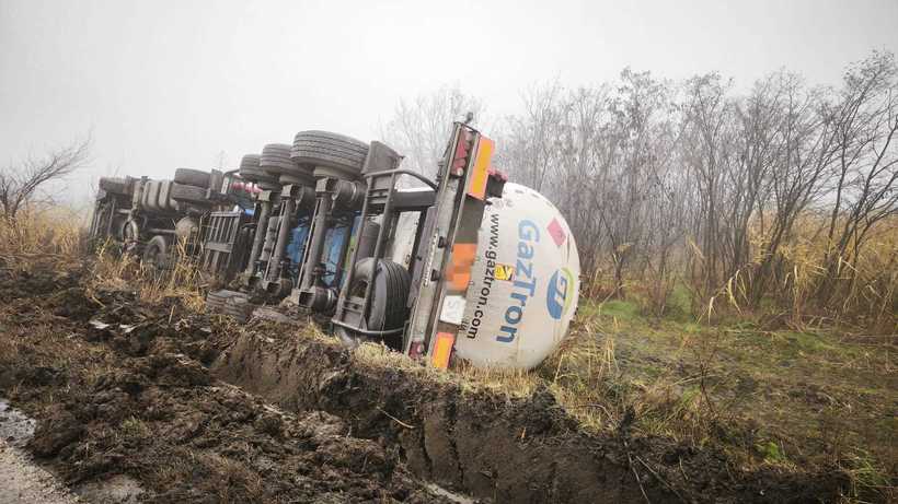  Cisternă încărcată cu 19 tone de GPL, răsturnată pe marginea unui drum din Vaslui 