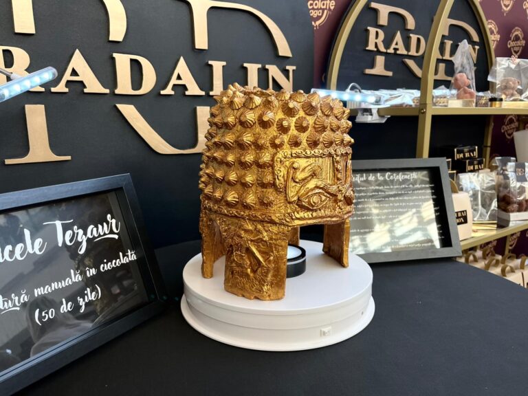 FOTO | Replica din ciocolată a Coifului de la Coțofenești, vedeta festivalului Chocolate Saga de la Iași