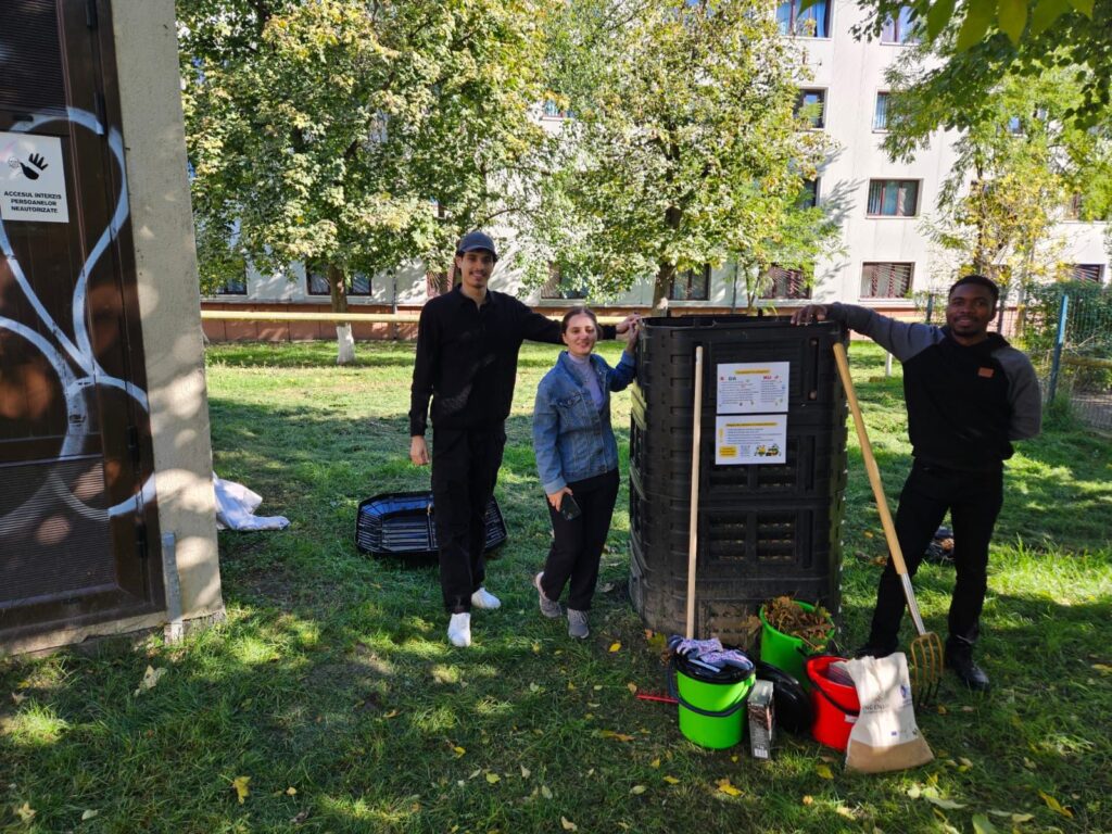  Studenții TUIASI, încurajați să transforma resturile vegetale în îngrășământ natural: un compostor a fost amplasat în campusul din Tudor
