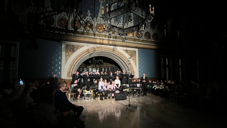 „Colinde la lumina lumânării” - Două concerte caritabile de colinde pentru 500 de copii în nevoie, la Palatul Culturii