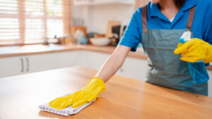 Tot ce trebuie să știi despre tichetele casnice: cum poți plăti rapid și legal orice ajutor în acasă. Poți plăti chiar și soțul sau soția? Ieșenii par tot mai interesați