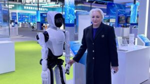 Viorica Dăncilă, de mână cu robotul în China: „Inovația de la Beijing e o sursă de inspirație pentru România”