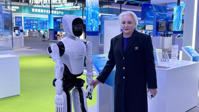 Viorica Dăncilă, de mână cu robotul în China: „Inovația de la Beijing e o sursă de inspirație pentru România”