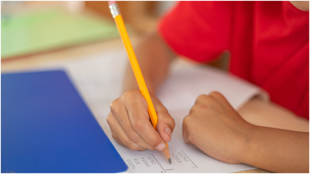  Când temele pentru acasă sunt prea multe? Părinții din Iași dezbat volumul sarcinilor primite de elevi. „4-5 ore la școală, 2-3 ore teme: când se mai joacă?”