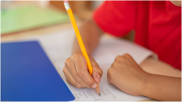 Când temele pentru acasă sunt prea multe? Părinții din Iași dezbat volumul sarcinilor primite de elevi. „4-5 ore la școală, 2-3 ore teme: când se mai joacă?”