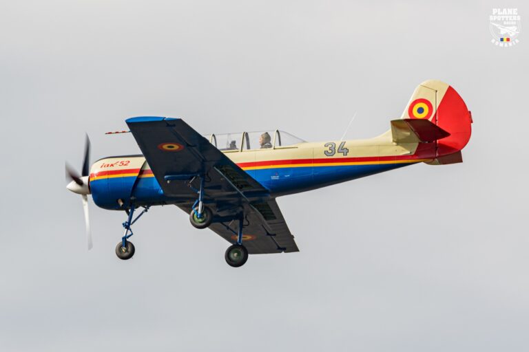 La Aerostar Bacău se face mentenanță la 4-5 avioane Iak-52 pe an. Aeronava românească a devenit celebră în războiul din Ucraina
