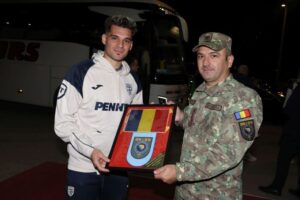 Vizită surpriză pentru tricolori la Zenica. Comandantul batalionului multinaţional EUFOR i-a oferit lui Ianis Hagi drapelul României - VIDEO