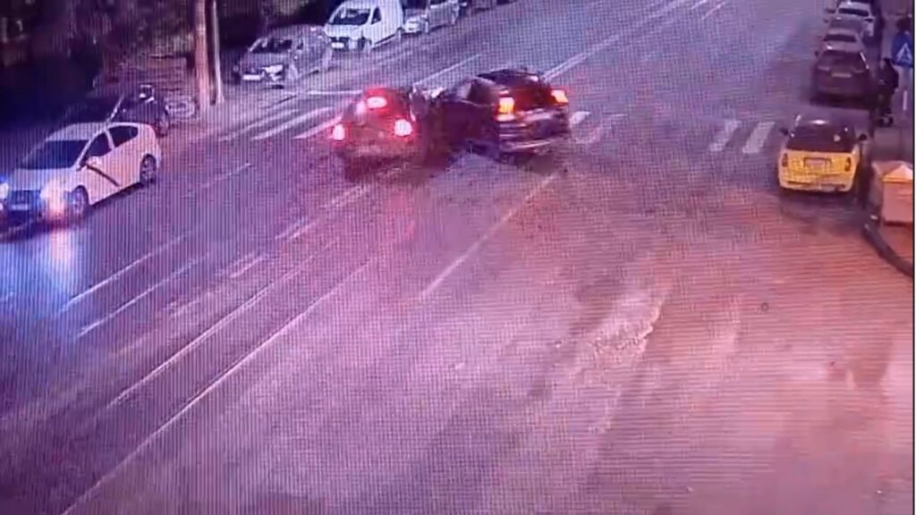  VIDEO | Impact violent în Canta după o manevră imprudentă: două mașini avariate serios