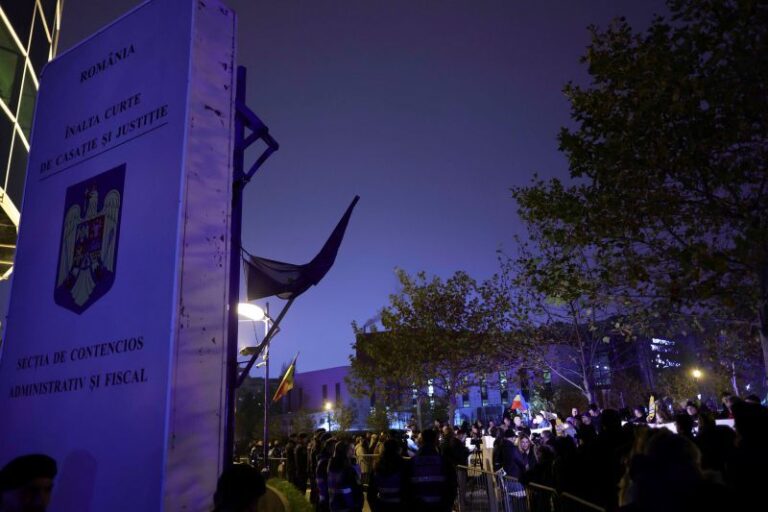 Protest în faţa Instanţei Supreme - Mai multe organizaţii cer demiterea Liei Savonea / Ce scandează manifestanţii