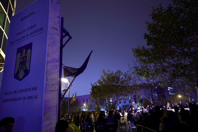  Protest în faţa Instanţei Supreme – Mai multe organizaţii cer demiterea Liei Savonea / Ce scandează manifestanţii