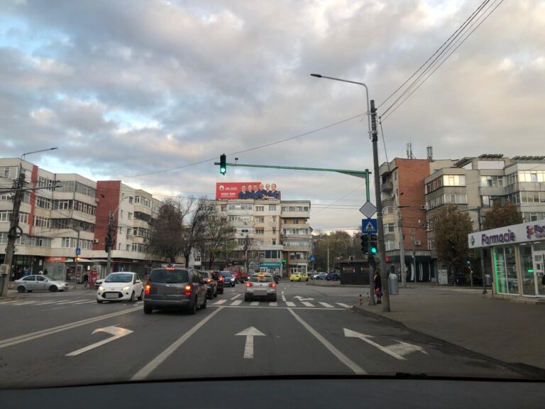 Marcaje redesenate peste noapte în Podul de Fier. Primăria Iași, în contratimp cu șoferii și cu avizele