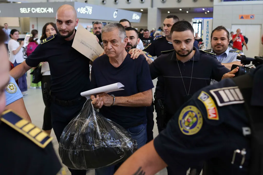  Doi mari corupți ai României, eliberați rapid de Lia Savonea. Cumnatul fugar al lui Geoană abia fusese adus în țară