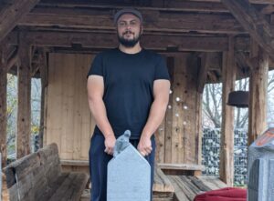 Un artist bulgar, fost student la Iași, a sculptat sute de borne de pe Via Transilvanica