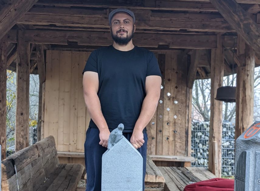  Un artist bulgar, fost student la Iași, a sculptat sute de borne de pe Via Transilvanica