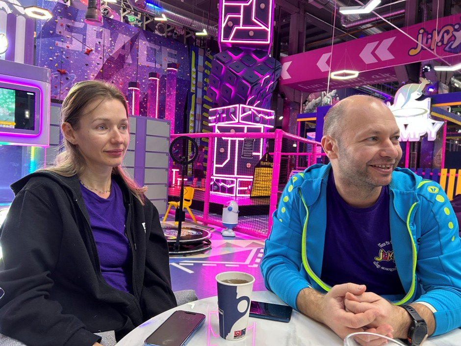  Cel mai mare parc de trambuline din Iași le dă copiilor din familii defavorizate o șansă la joacă în prag de Crăciun