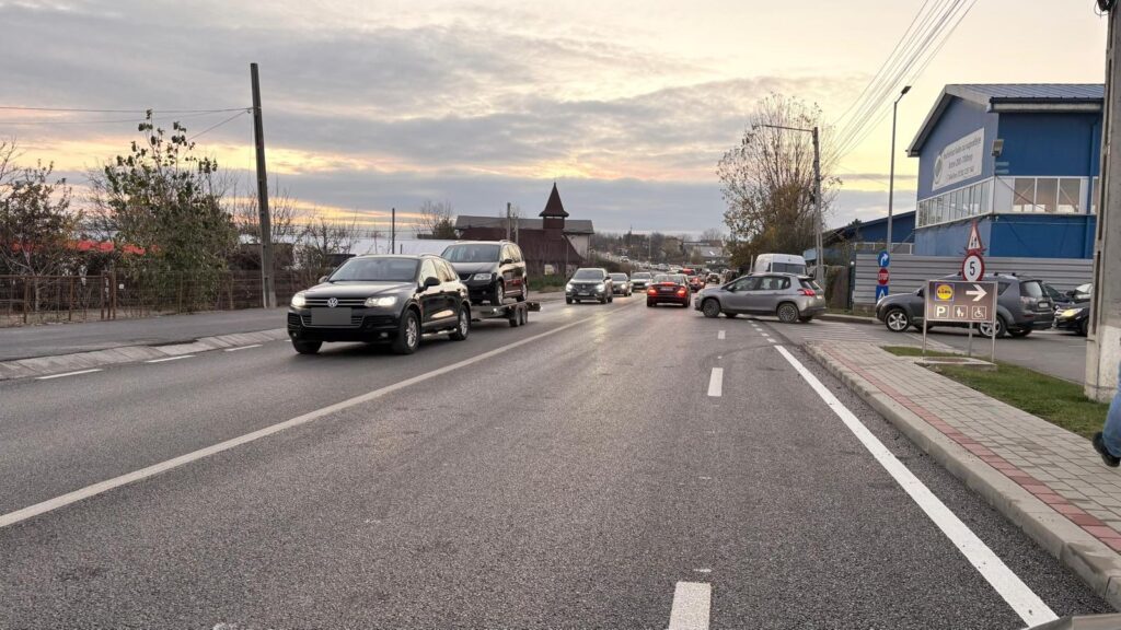  Magazinele Lidl și Mega Image din Miroslava, blocate de linia continuă. Șoferii, obligați să ocolească dacă vor să meargă la cumpărături