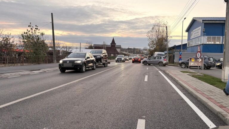 Magazinele Lidl și Mega Image din Miroslava, blocate de linia continuă. Șoferii, obligați să ocolească dacă vor să meargă la cumpărături