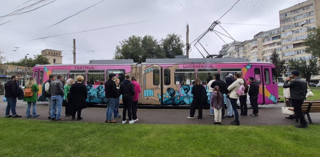  Teatru pe șine. Mergeți cu „Tramvaiul Gândurilor” și urmăriți o piesă de teatru