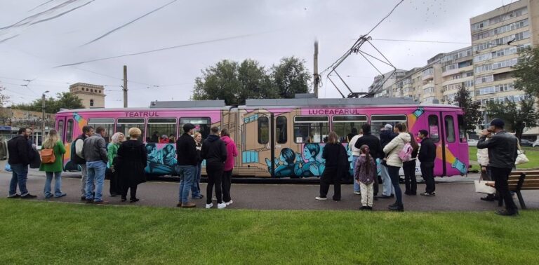 Teatru pe șine. Mergeți cu „Tramvaiul Gândurilor” și urmăriți o piesă de teatru