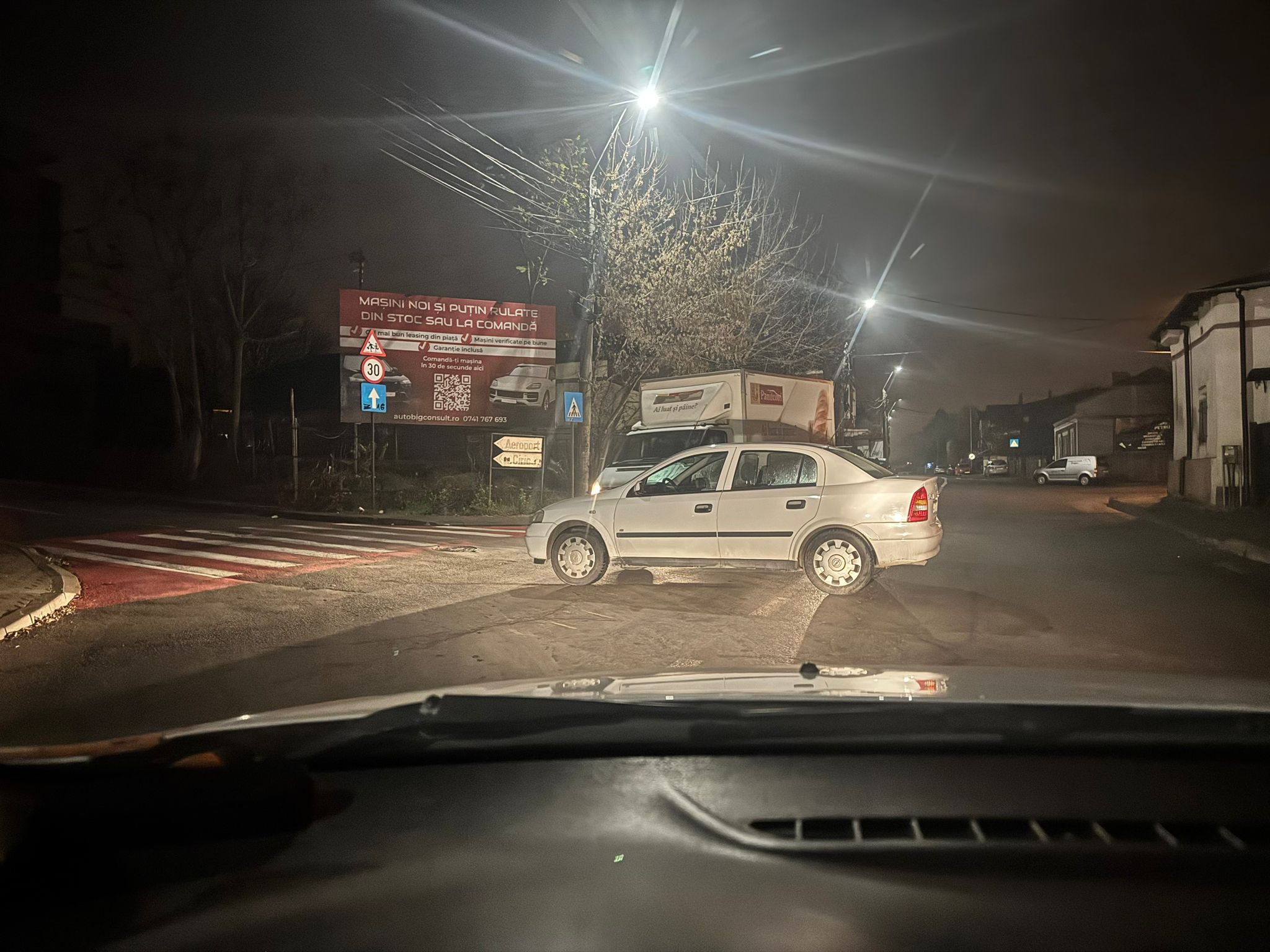 FOTO – Mașină „parcată” în mijlocul unei intersecții din Iași. Greșeala făcută de șofer