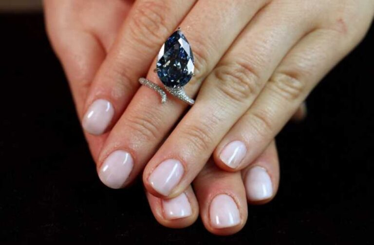 Un diamant albastru, vândut pentru peste 25 de milioane de dolari la Geneva