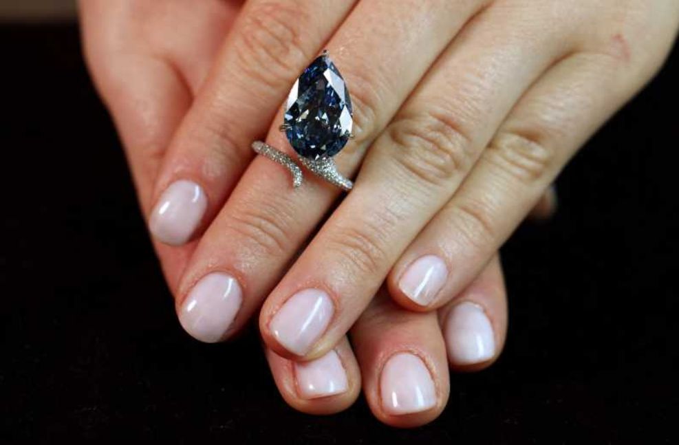  Un diamant albastru, vândut pentru peste 25 de milioane de dolari la Geneva