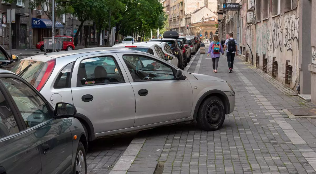 Un ieșean care a parcat mașina pe trotuar, blocându-l complet, a reușit să scape de amenda dată de Poliția Locală. Cum a fost rețeta lui?