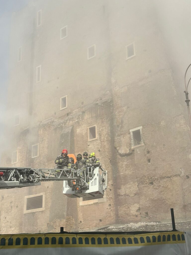 Muncitorul român blocat de aproape 10 ore sub dărâmăturile Torre dei Conti a fost scos în viaţă