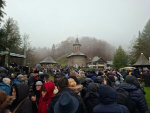 Aproape 15.000 de oameni au participat la slujba de canonizare a lui Arsenie Boca