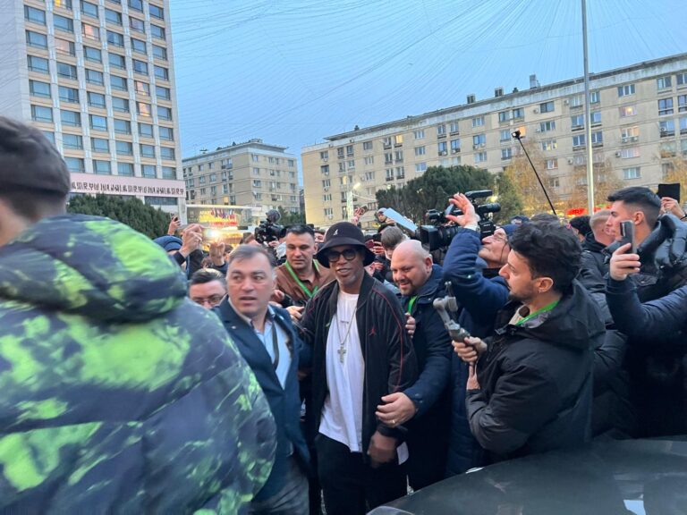Ronaldinho e de ieri la Iași: joacă azi în Copou. Primarul și prefectul au așteptat două ore ca brazilianul să coboare din camera de hotel - FOTO