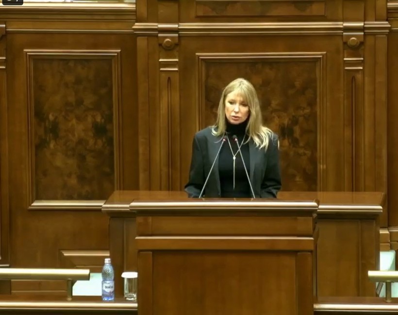  Moment de reculegere, în plenul Senatului, pentru Mihaela, femeia ucisă de către fostul ei partener şi pentru toate celelalte 50 de femei care au fost ucise în acest an, în România