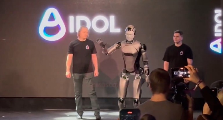  A căzut cortina… și robotul, prima creație AI a Rusiei, la pământ după 15 secunde VIDEO
