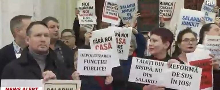 Angajaţii din Parlament, protest spontan înainte de şedinţa comună a celor două Camere: ”Tăiaţi din risipă, nu din salarii”, ”Reformă de sus în jos”