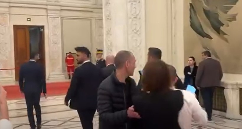 Guvernul anunţă verificări după ce un ofiţer de presă a bruscat jurnalişti în Parlament