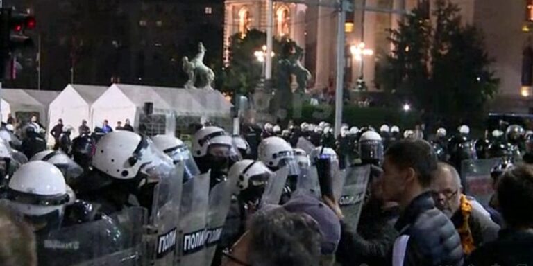 Tensiuni la Belgrad: susținătorii și opozanții președintelui Serbiei s-au încăierat în stradă