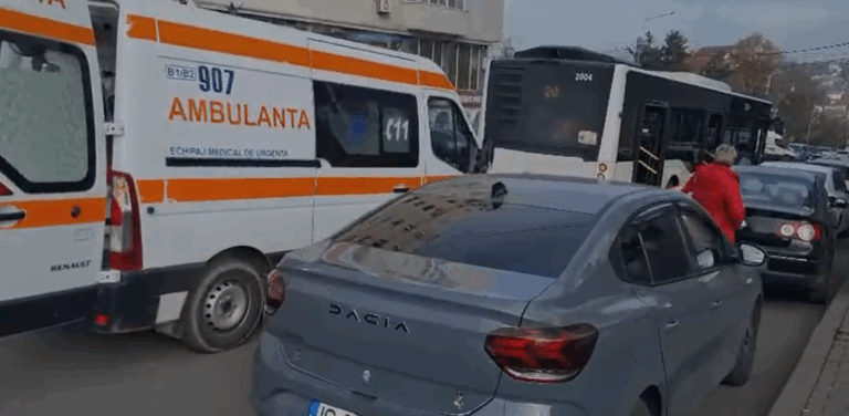 VIDEO | Unei tinere i s-a făcut rău într-un autobuz de pe ruta 20. Călătorii au sunat imediat la 112