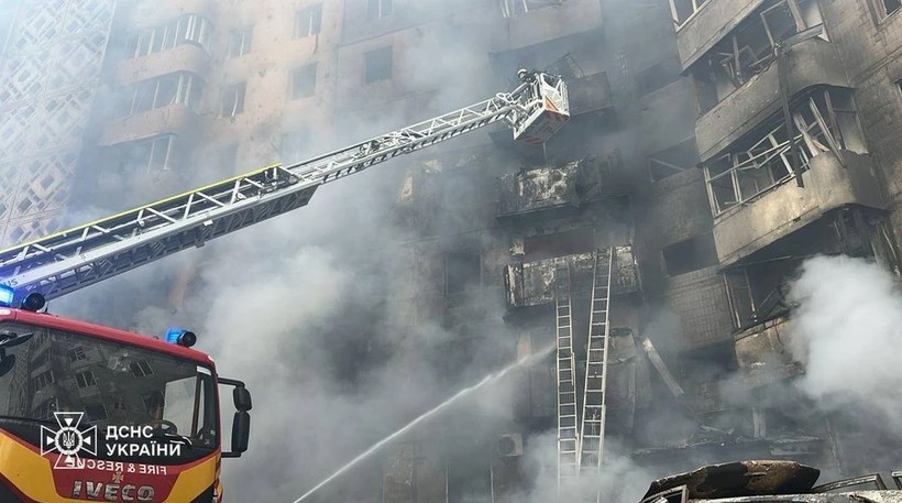  Cel puțin 10 morți și 40 de răniți în urma atacurilor rusești din timpul nopții asupra Ucrainei; un bloc de nouă etaje a fost lovit în plin/VIDEO